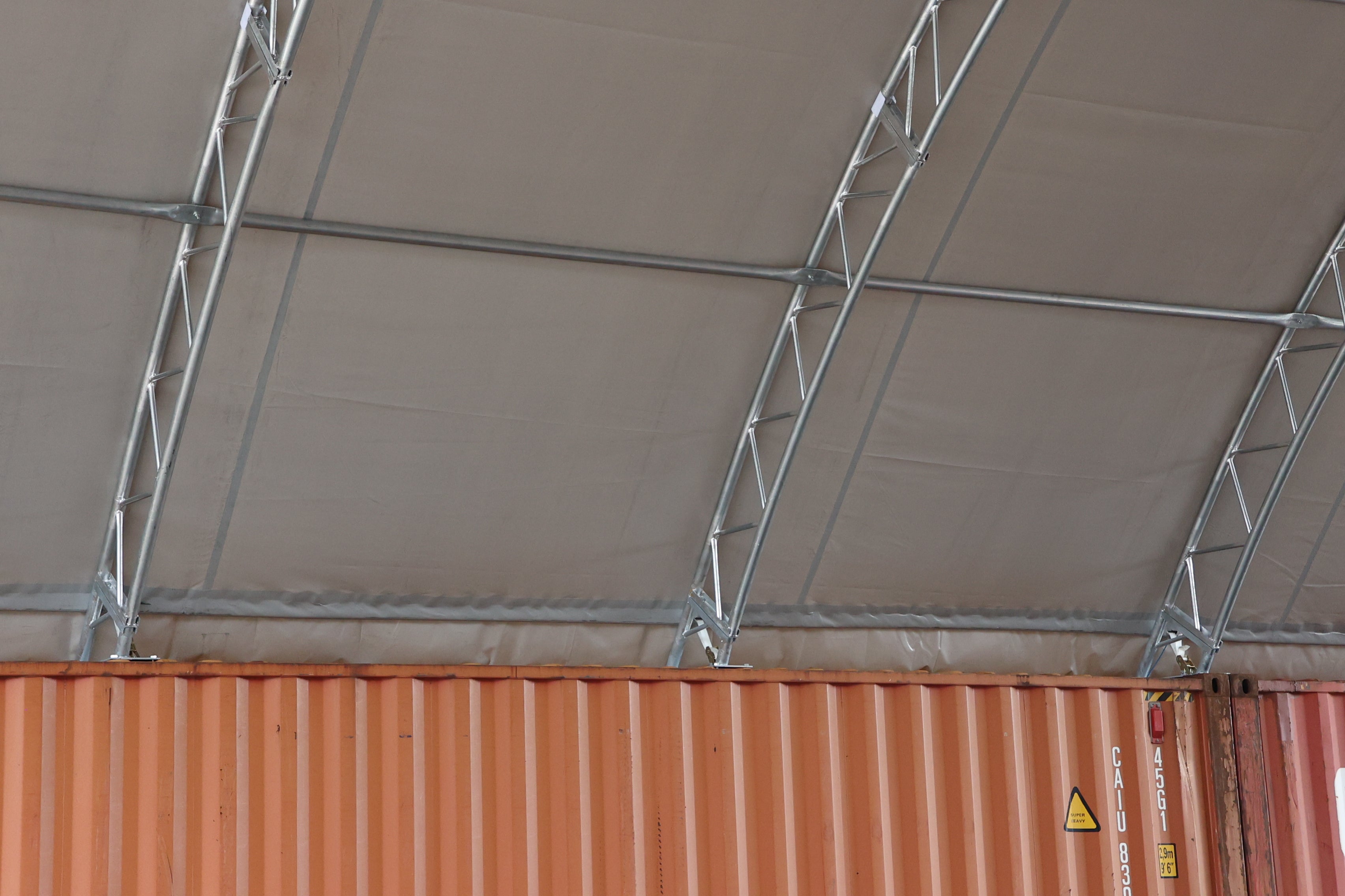Abrigo de Contêiner - 60ft x 40ft x 20ft (18,3m x 12m x 6m) Instalado no Interior dos contêineres
